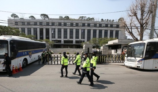 4月3日，在韓國首爾，警察在韓國憲法法院前執(zhí)勤。新華社記者姚琪琳攝