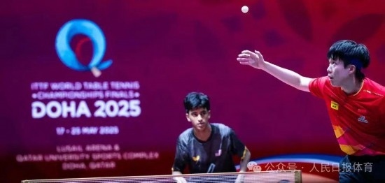 5月17日，王楚欽在比賽中發(fā)球。