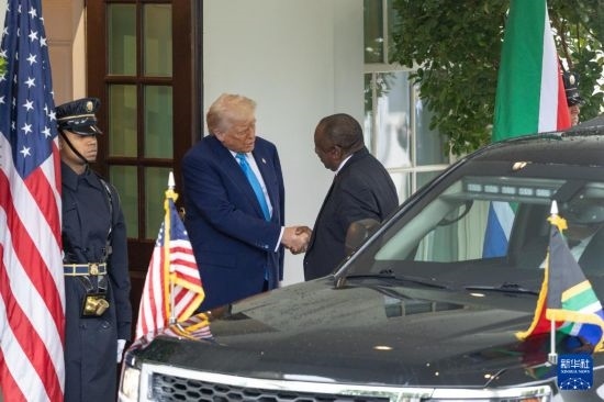5月21日，美國總統(tǒng)特朗普（左二）在華盛頓白宮迎接到訪的南非總統(tǒng)拉馬福薩。新華社記者 胡友松 攝