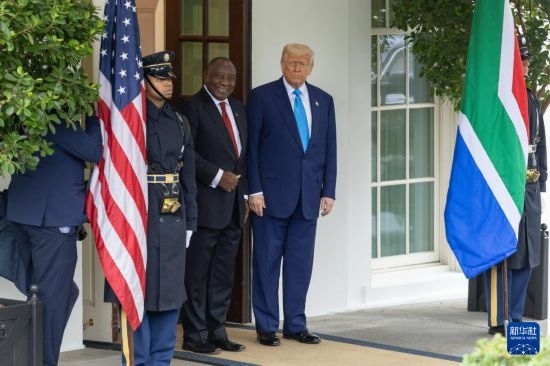 5月21日，美國總統(tǒng)特朗普（右二）在華盛頓白宮迎接到訪的南非總統(tǒng)拉馬福薩（右三）。新華社記者 胡友松 攝