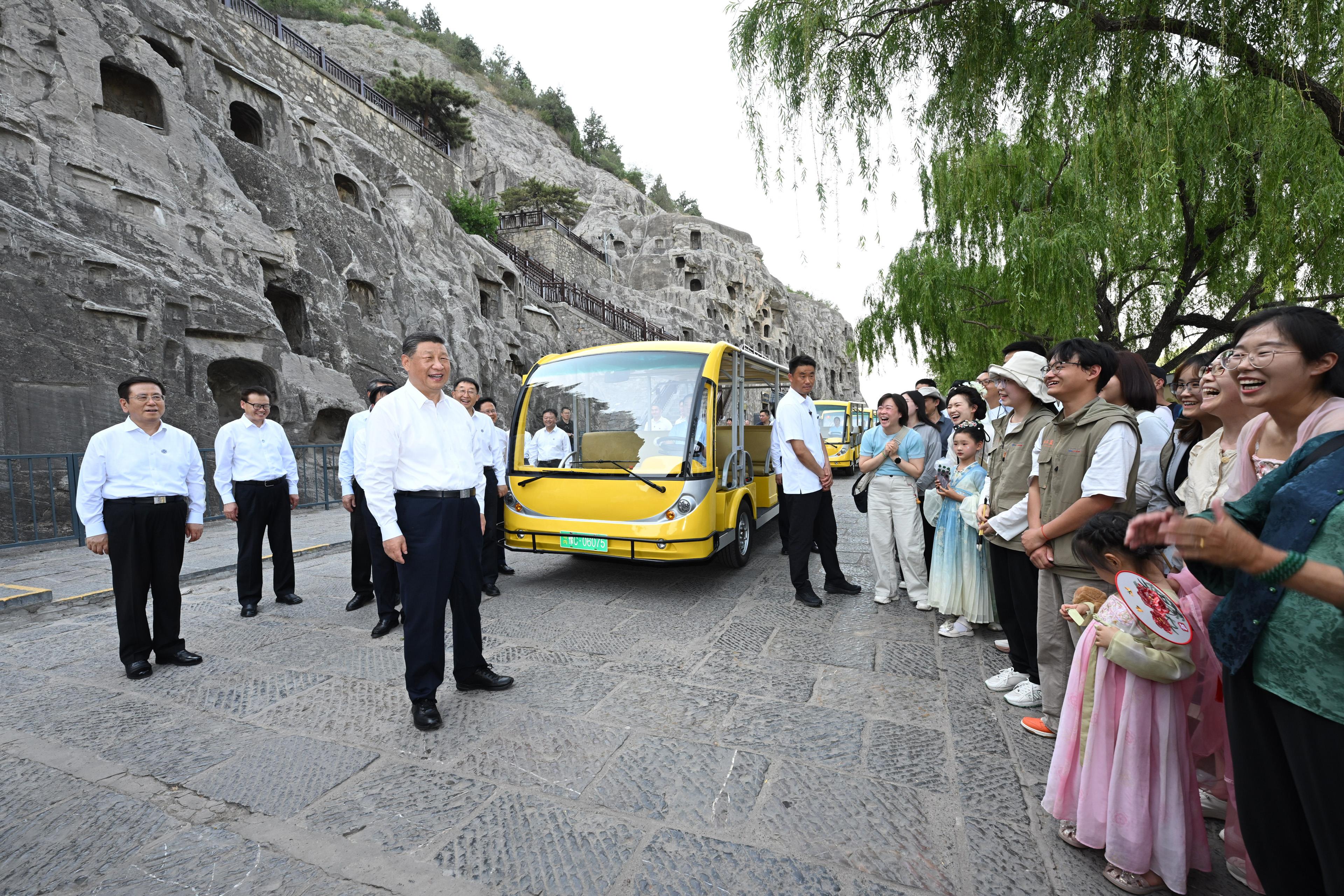2025年5月19日，習(xí)近平總書記在洛陽(yáng)龍門石窟考察時(shí)，同游客親切交流。
