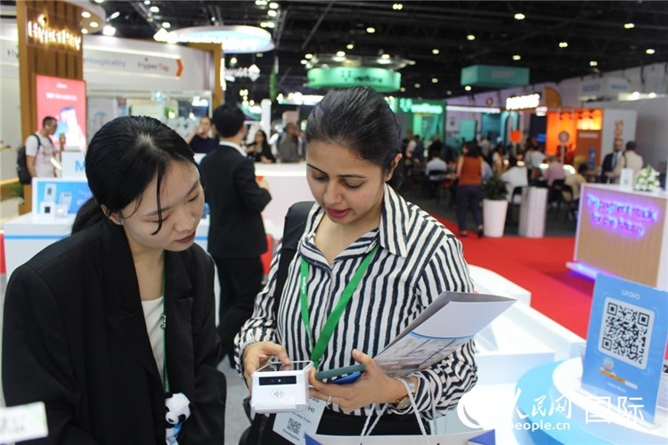 中外嘉賓交流。人民網(wǎng) 杰勒德·阿勒費爾攝