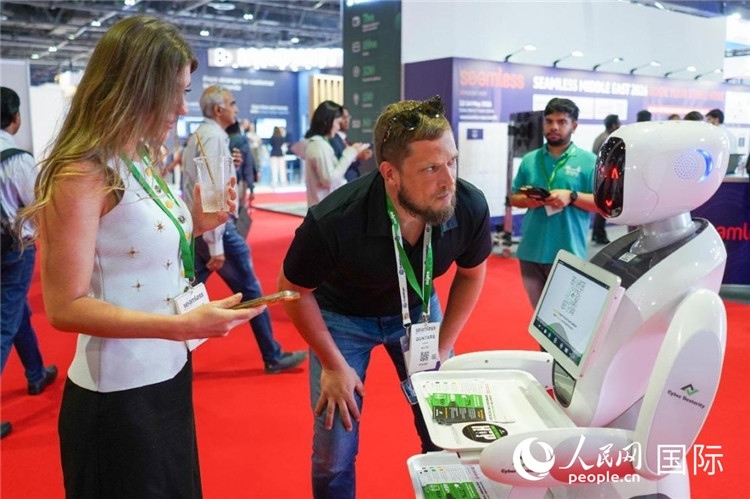 會上展示的電子支付機器人。人民網(wǎng) 塔里克·易卜拉欣攝