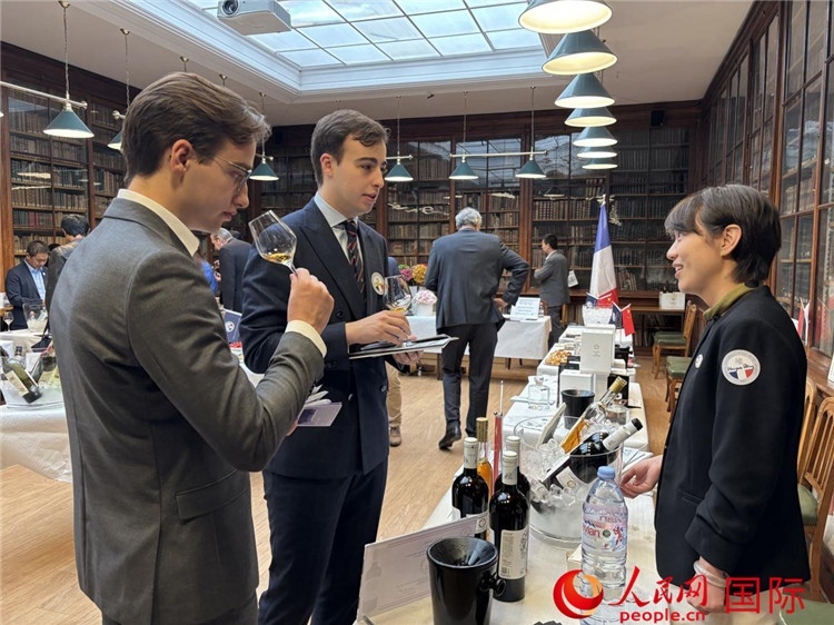 法國嘉賓與參展云南企業(yè)代表交流。人民網(wǎng)記者 于超凡攝