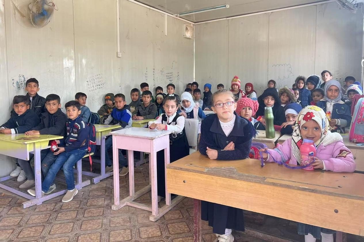 伊拉克卡爾巴拉省學(xué)生在簡易板房內(nèi)上課。中國電建供圖