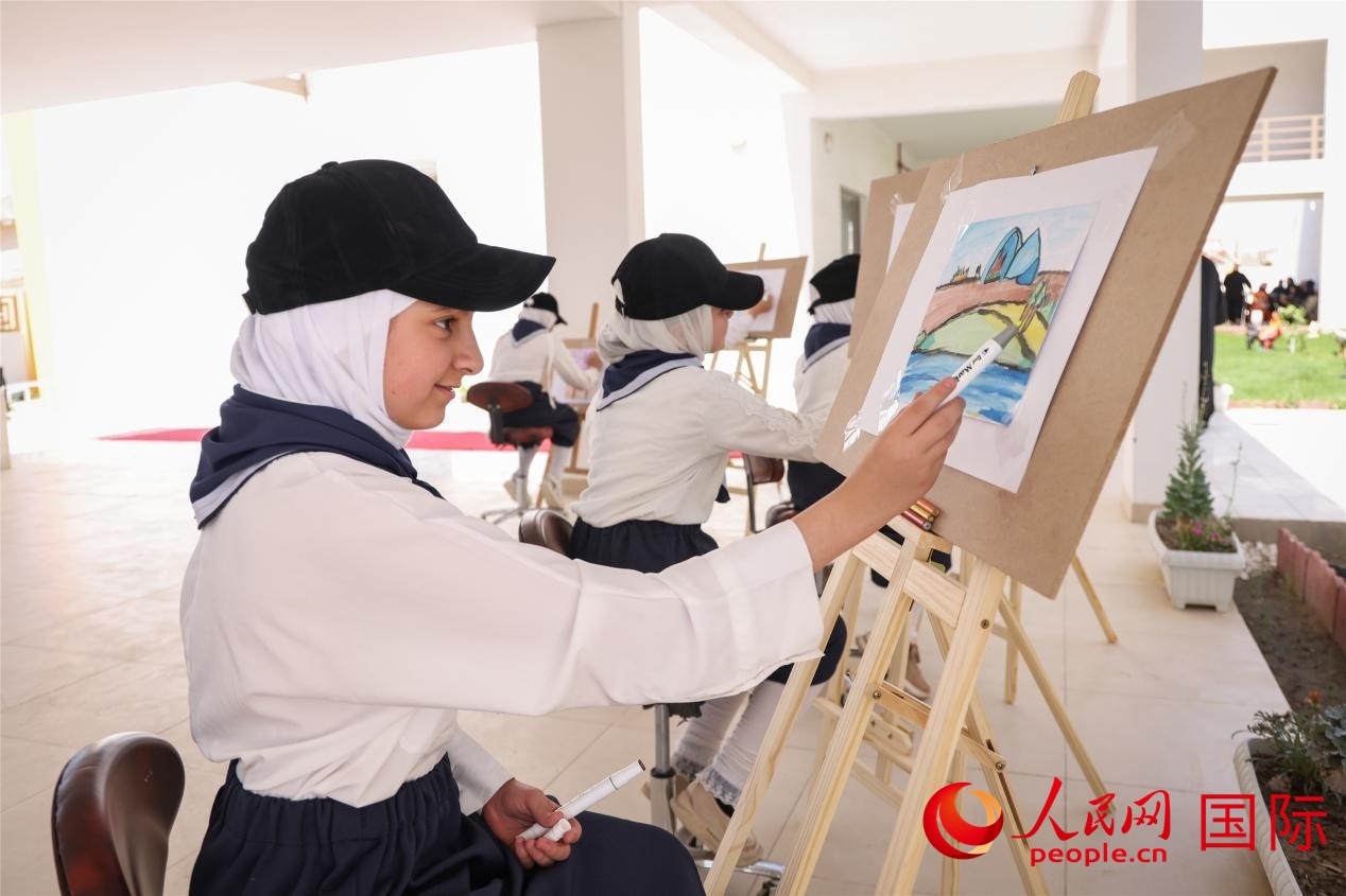圖為阿爾·圖拉女子學(xué)校學(xué)生在上美術(shù)課。人民網(wǎng)記者 薛丹攝