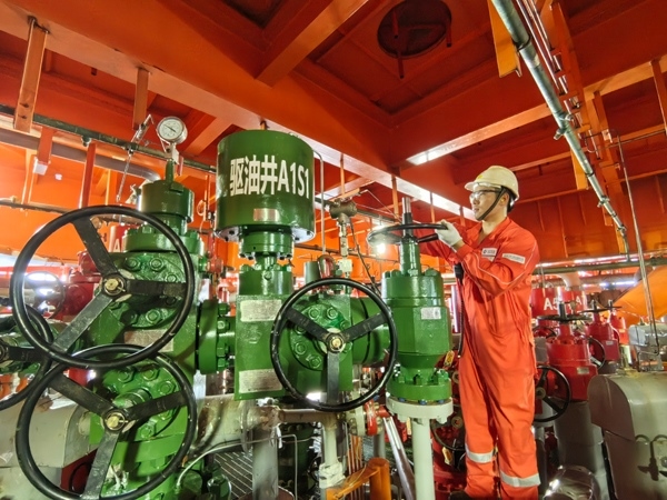 生產(chǎn)人員正在打開二氧化碳驅(qū)油井采油樹閥門。受訪者供圖