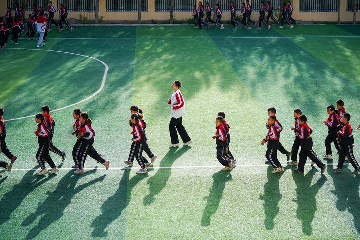 2025年4月24日，在新疆克州阿圖什市哈拉峻鄉(xiāng)謝依特小學(xué)，支教教師帶領(lǐng)學(xué)生晨跑。新華社記者 徐宏巖 攝