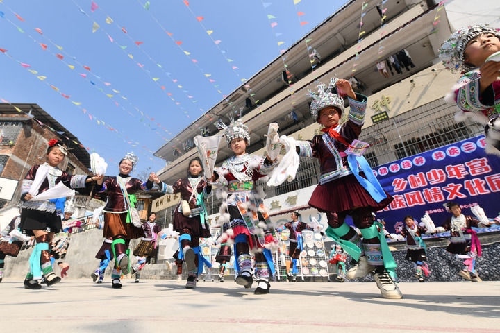 2025年3月25日，廣西柳州市融水苗族自治縣桿洞鄉(xiāng)中心小學(xué)學(xué)生在跳蘆笙踩堂舞。新華社記者 黃孝邦 攝