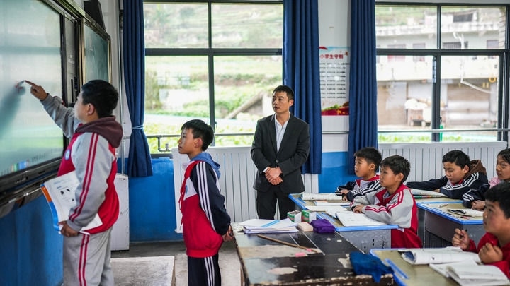 2024年11月21日，在地處烏蒙山區(qū)的貴州省六盤(pán)水市水城區(qū)亮巖小學(xué)，學(xué)生在供暖的教室內(nèi)學(xué)習(xí)。新華社記者 陶亮 攝