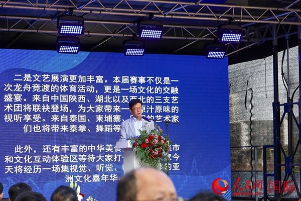 中國駐法蘭克?？傤I(lǐng)事黃昳揚在致辭中對龍舟賽表示熱烈祝賀。人民網(wǎng) 依琳攝