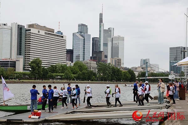 來自美國的快樂龍舟隊選手們正在登船準(zhǔn)備參賽。人民網(wǎng)記者 劉仲華攝