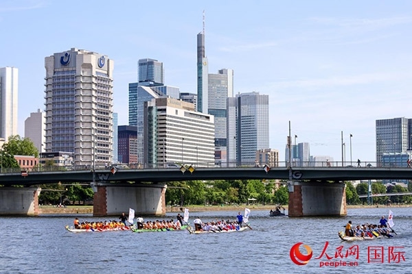 龍舟賽隊伍奮力揮槳、破浪前行。人民網(wǎng) 依琳攝