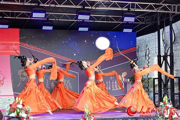 美因河畔的舞臺上中國傳統(tǒng)舞蹈精彩上演。人民網(wǎng) 依琳攝