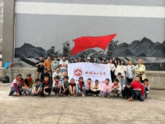 “行動中的課堂：探尋茶馬古道紅色印記”工作坊與當?shù)匦W(xué)生共同創(chuàng)作主題壁畫。