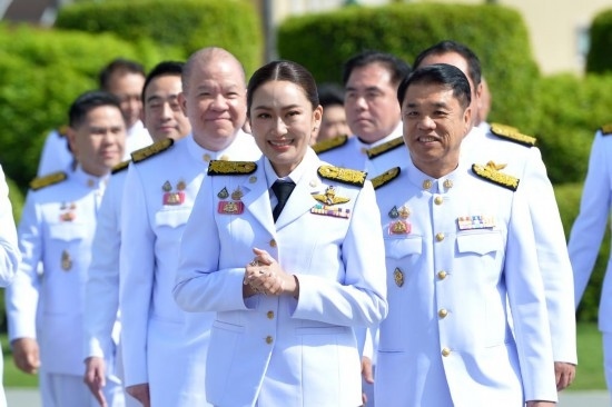 2024年9月7日，泰國(guó)總理佩通坦·欽那瓦（前中）及新一屆內(nèi)閣成員在位于首都曼谷的總理府與媒體見面。新華社發(fā)（拉亨攝）