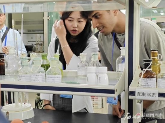 5月26日，2025上合組織國家媒體合作論壇嘉賓參觀新奇康藥業(yè)股份有限公司實驗室。石榴云/新疆日報記者 宋海波攝