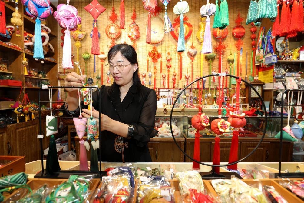 2025年5月25日，安徽省淮北市，非遺香包上貨架。（圖片來(lái)源：視覺(jué)中國(guó)）