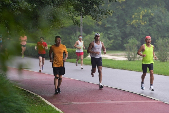2024年7月14日，市民在北京中軸線延長(zhǎng)線上的奧林匹克森林公園運(yùn)動(dòng)鍛煉。