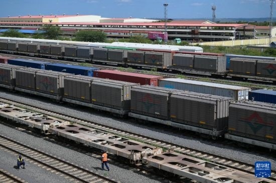 5月31日，在蒙內(nèi)鐵路內(nèi)羅畢站到發(fā)場，鐵路工人在鐵道旁巡檢。新華社記者 楊光 攝