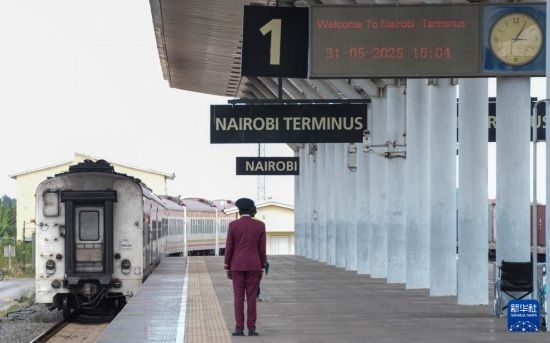 5月31日，在蒙內(nèi)鐵路內(nèi)羅畢站，工作人員目送開往蒙巴薩的E2次列車駛離站臺。新華社記者 李亞輝 攝
