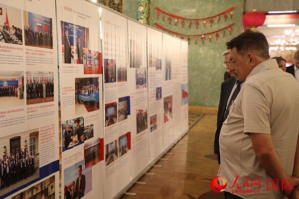 與會嘉賓參觀中俄科技創(chuàng)新合作圖片展。人民網記者 肖新新攝