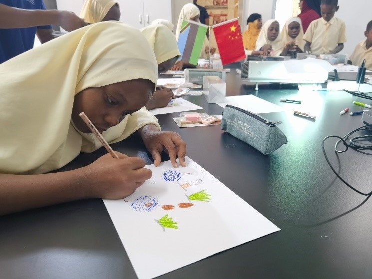 學(xué)生踴躍參與繪畫活動(dòng)。施亮攝