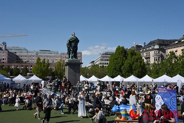 “你好！中國”端午游園會在斯德哥爾摩國王花園廣場舉辦。人民網(wǎng)記者 殷淼攝