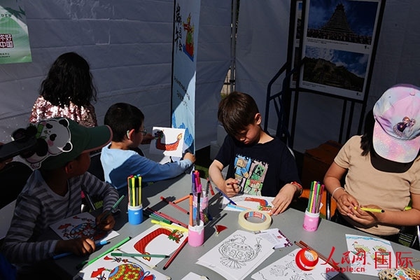 端午文化體驗—龍舟圖片填色。人民網(wǎng)記者 殷淼攝