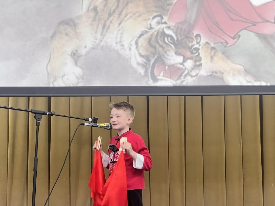 一航表演快板《武松打虎》。布加勒斯特大學孔子學院供圖