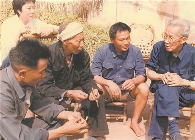 侯光炯（右一）和農(nóng)民在一起親切交流。 西南大學檔案館供圖