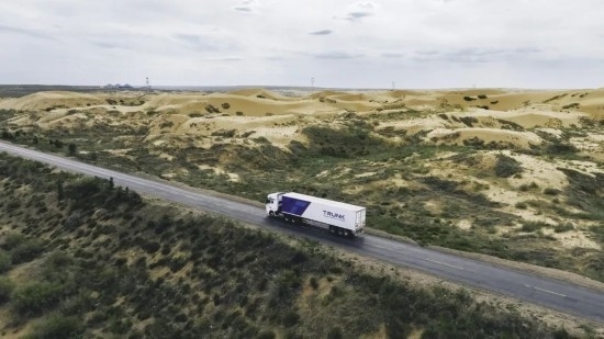 主線科技智能卡車行駛在路上。