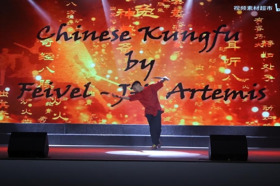 恩星學(xué)校中學(xué)部學(xué)生表演武術(shù)。哈山努丁大學(xué)孔子學(xué)院供圖