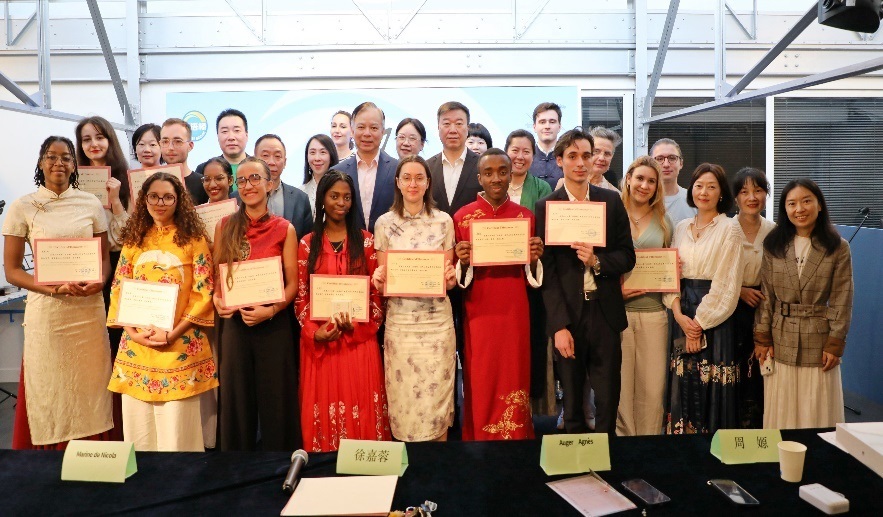 圖1：中國駐法使館公使陳力、教育公參周家貴與比賽師生、評委合影（圖片：巴黎西岱大學(xué)孔子學(xué)院）
